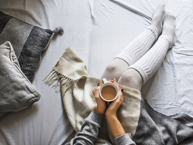 Peau sèche à tendance atopique : quelle routine beauté pour un hiver tout doux ?