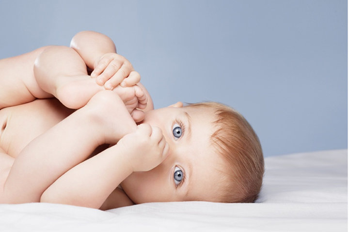 La peau de bébé, encore immature et si vulnérable...