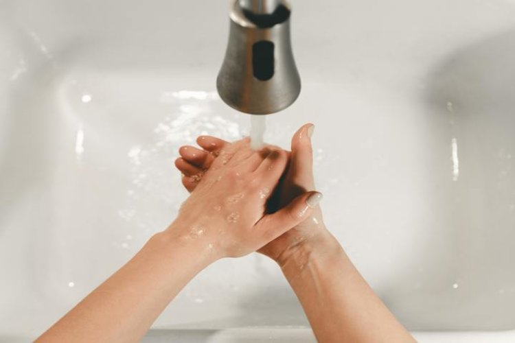 ¿Lavarse las manos frecuentemente y mantenerlas hidratadas es posible?