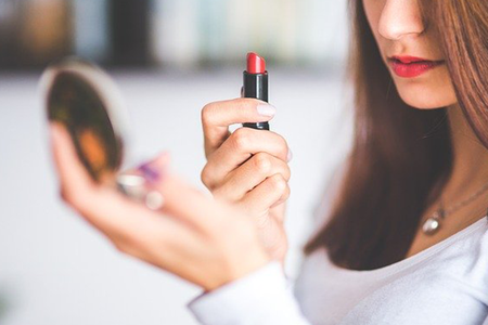Prise en charge globale de l'acné - Les 7 étapes d’un maquillage pour une mise en beauté