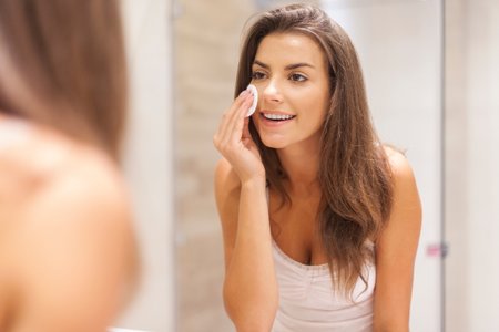 ¿Es importante que realice mi rutina de limpieza con productos específicos para mi tipo de piel?