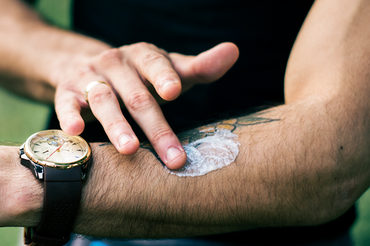 Cómo cuidar los tatuajes del sol